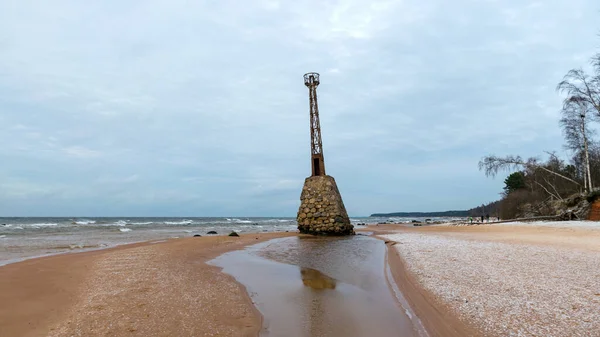 Deniz Feneri Kalıntıları Aralık Ayında Baltık Sahilindeki Vahşi Kumlu Plaj — Stok fotoğraf