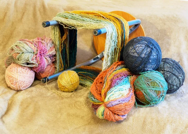 Bolas de hilo para tejer y crochet aisladas sobre fondo blanco, ovillos y  madejas de algodón