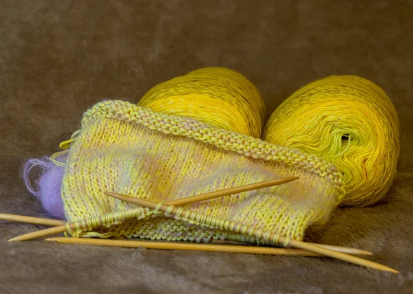 노란빛 뜨개질 손으로 촉감의 뜨개질 — 스톡 사진