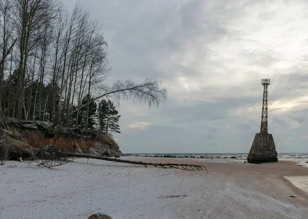 Deniz Feneri Kalıntıları Aralık Ayında Baltık Sahilindeki Vahşi Kumlu Plaj — Stok fotoğraf