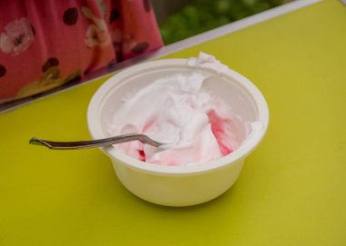 Renkli sümüklü kase, bir doğum günü partisinde sümük yapmak, çocuk oyunları - sümük yapmak, el yapımı