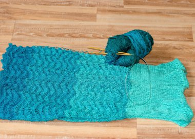 Farklı tonlarda mavi örülü süveter, boş zaman konsepti, el yapımı fotoğraf.