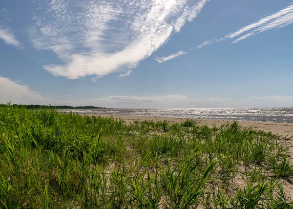 Soleado Paisaje Verano Con Nubes Blancas Expresivas Costa Del Mar — Foto de Stock