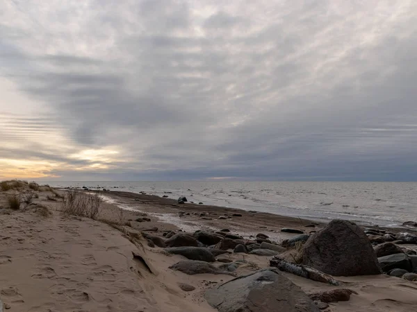 Paisagem Com Praia Rochosa Noite Sol Escondido Atrás Nuvens Céu — Fotografia de Stock