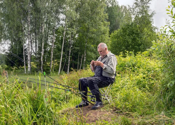 Soligt Sommarlandskap Vid Sjön Fiskare Sjöstranden Sjögräs Förgrunden Traditionell Sommarnatur — Stockfoto