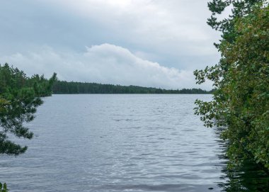 Göl kıyısı ve su manzarası, bulutlu gökyüzü, sisli ve yağmurlu hava, sonbahar doğası