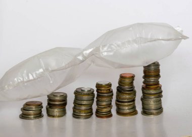 farklı şekillerde metal sikkelerle fotoğraf, ülkeler ve değerler, üzerinde para plastik balon