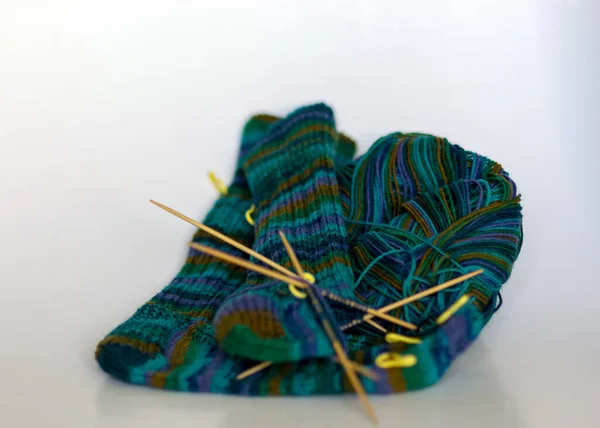 Stricksocken Aus Grün Gestreiftem Garn Hölzerne Stricknadeln Und Ein Knäuel — Stockfoto