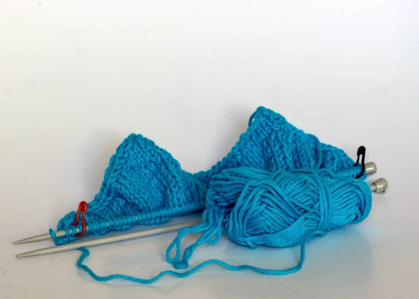 Tricot Bleu Vif Avec Aiguilles Métalliques Sur Fil Artisanat Comme — Photo