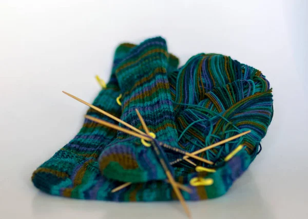 Stricksocken Aus Grün Gestreiftem Garn Hölzerne Stricknadeln Und Ein Knäuel — Stockfoto