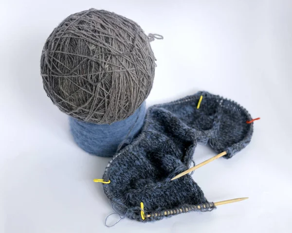 Stricken Aus Blauem Und Grauem Garn Mit Holznadeln Und Blauen — Stockfoto