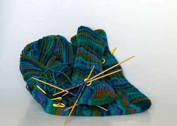뜨개질 양말은 줄무늬 뜨개질하고 나무로 뜨개질하는 바늘과 취미로서의 공예품 뜨개질의 — 스톡 사진
