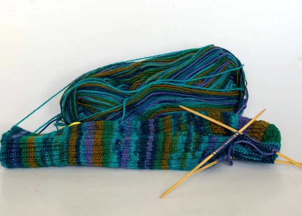 Stricksocken Aus Grün Gestreiftem Garn Hölzerne Stricknadeln Und Ein Knäuel — Stockfoto