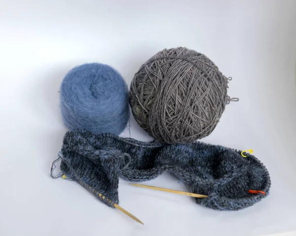 Tricot Partir Fils Bleus Gris Avec Des Aiguilles Bois Des — Photo