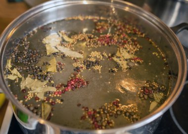 Hazır salamura, çeşitli biberler, defne yaprakları ve diğer malzemelerle konserve.