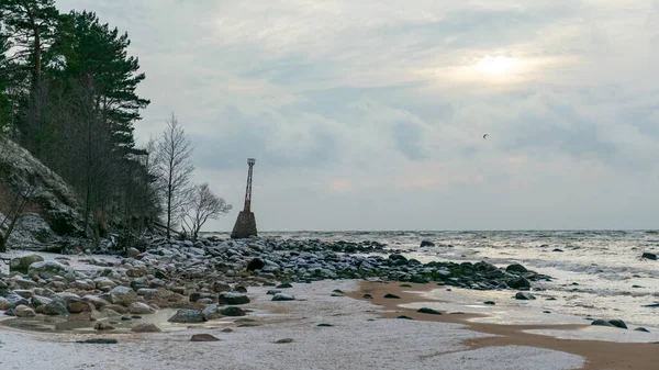 Fondo Las Ruinas Antiguo Faro Una Playa Arena Con Guijarros — Foto de Stock