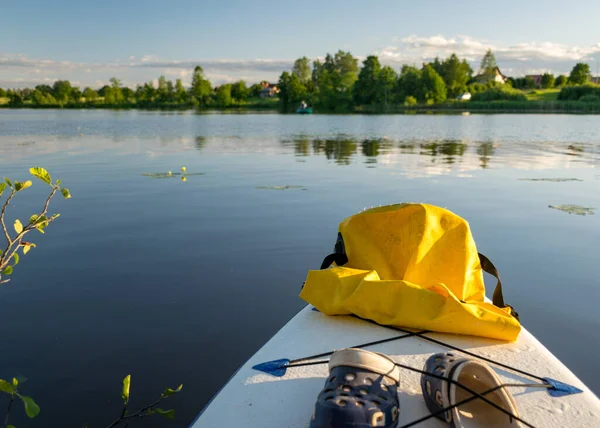环视绿岸的湖景 在前景的是一个有黄色防水袋的船头 阳光灿烂的夏日 — 图库照片