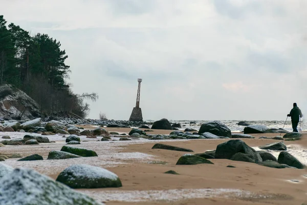 Deniz Feneri Kalıntıları Deniz Kenarındaki Insan Silueti Aralık Ayında Wild — Stok fotoğraf