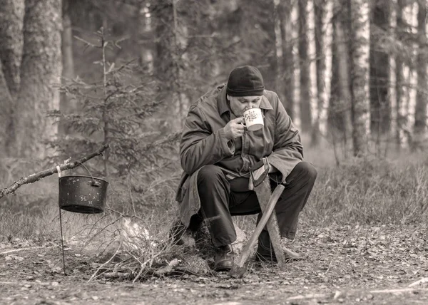 Ormanda Şöminenin Yanında Bir Ormancıyla Manzara Bir Işçi Çay Içer — Stok fotoğraf