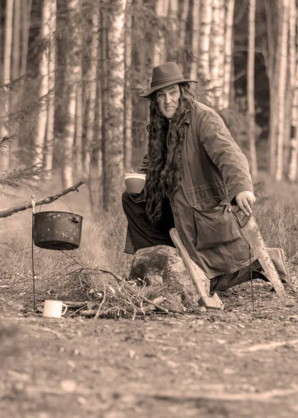 Ormanda Şöminenin Yanında Bir Ormancıyla Manzara Bir Işçi Çay Içer — Stok fotoğraf