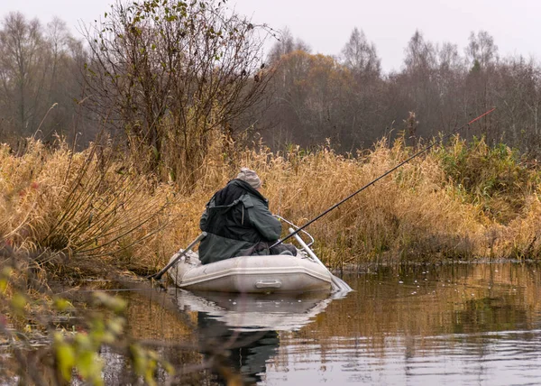 Día Gris Nublado Pescador Barco Blanco Orilla Del Río Con — Foto de Stock