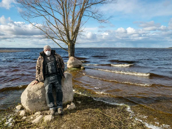 Büyük Bir Gölün Kıyısında Bir Adamla Çekilmiş Bir Fotoğraf Yüzünde — Stok fotoğraf