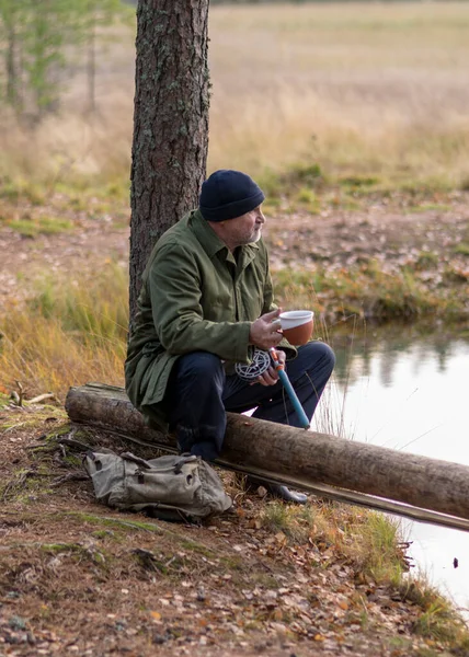 Nehrin Kenarındaki Balıkçı Bir Ağaç Dalına Oturur Çay Içer Sonbahar — Stok fotoğraf