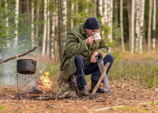 Skogvaktare Skogen Dricker Vila Suddig Skog Bakgrund Brasa Med Kruka — Stockfoto