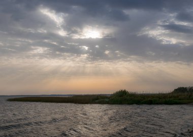 Gölün sonbahar manzarası, göl çayırının önü, Burtnieki Gölü, Letonya