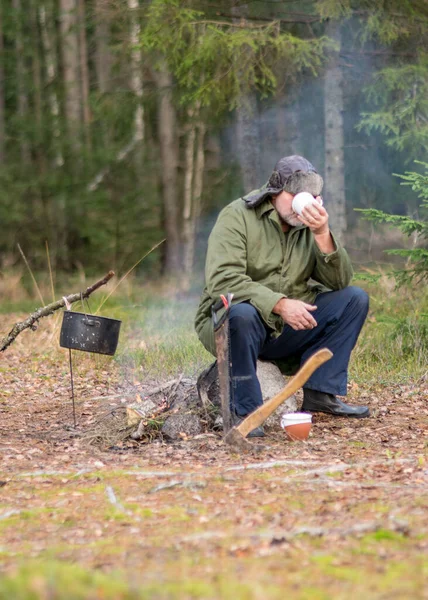 Ormandaki Bir Orman Korucusu Dinlenirken Çay Içer Ormandaki Bulanık Arka — Stok fotoğraf