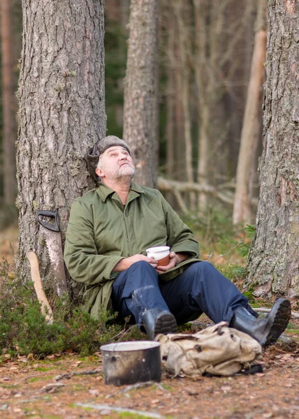 Forestale Nella Foresta Beve Riposo Sfondo Foresta Offuscata Falò Con — Foto Stock