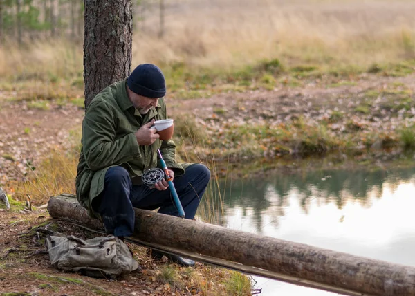 Visser Bij Rivier Zit Een Tak Van Een Boom Drinkt — Stockfoto