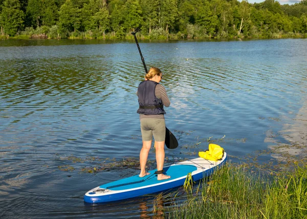 Landskap Med Kvinna Sup Board Solig Sommardag Vid Sjön Sommartid — Stockfoto