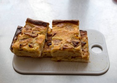 Plastik bir tahtada dilimlenmiş elmalı turta, okul yemekleri konsepti, öğrenciler için öğle yemeği.