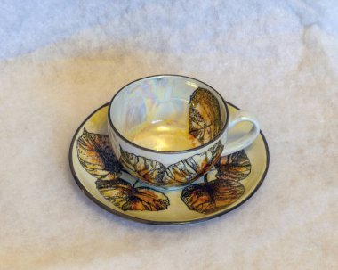 Süslü çay fincanı ve beyaz arka planda fincan tabağı ile resim