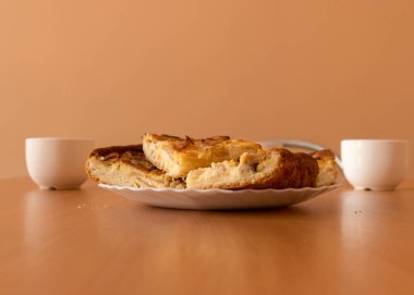 Elmalı turta ve beyaz süt bardaklarıyla fotoğraf, okul yemekleri konsepti, öğrenciler için öğle yemeği