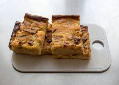 Plastik bir tahtada dilimlenmiş elmalı turta, okul yemekleri konsepti, öğrenciler için öğle yemeği.