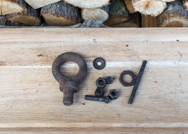 Çeşitli yedek parçalardan hurda metaller, paslı eski demir aletler, hurda metaller.