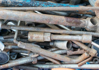 metal atık kutusu, çeşitli demir atıklarıyla dolu konteynır, paslı eski demir aletler, hurda metal