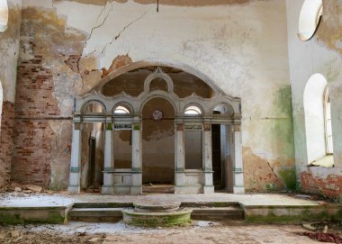 Zaman içinde çöken eski bir kilisenin parçaları, kilise terk edilmiş, Karzdaba Ortodoks Kilisesi, Cesvaine, Letonya