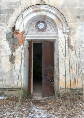 1875 'te inşa edilmiş eski, terk edilmiş bir kilise, Karzdaba Ortodoks Kilisesi, Cesvaine, Letonya