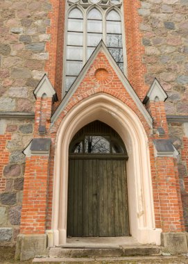 Kilisenin kapısındaki parçalar, Cesvaine Evanjelik Luteryan Kilisesi, Letonya