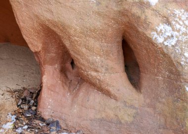 Devonian kumtaşı çıkıntılı deniz kayalığı. Fırtına sırasında, kum taşlarında oyuklar ve mağaralar oluştu, kum taşı sütunları oluşturuldu, Salacgriva bölgesindeki Ezurgu kayalıkları, Liepupe bölgesi, Letonya