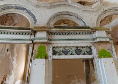 Zaman içinde çöken eski bir kilisenin parçaları, kilise terk edilmiş, Karzdaba Ortodoks Kilisesi, Cesvaine, Letonya