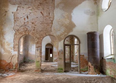 Zaman içinde çöken eski bir kilisenin parçaları, kilise terk edilmiş, Karzdaba Ortodoks Kilisesi, Cesvaine, Letonya