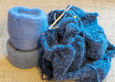 Gri-mavi kazak, ahşap örgü iğneleri, iplik topları, örgü hobisi, el yapımı, hobi