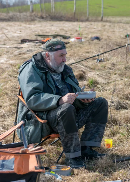 Fiskare Äter Lunch Sjöstranden Amatörkarpfiske Fiske Som Hobby Tidig Vår — Stockfoto