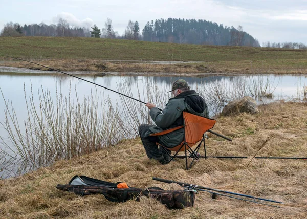 Pescatore Pesca Sulla Riva Del Lago Carpa Amatoriale Pesca Pesca — Foto Stock