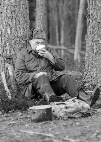 Foto Blanco Negro Guardabosques Junto Fuego Hombre Bebiendo Fondo Borroso —  Fotos de Stock