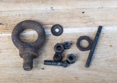 Çeşitli yedek parçalardan hurda metaller, paslı eski demir aletler, hurda metaller.